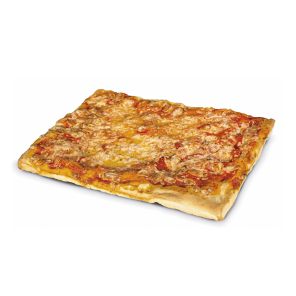 Pizza au fromage rectangulaire avec mozzarella fondue et sauce tomate sur pâte épaisse, fond blanc.