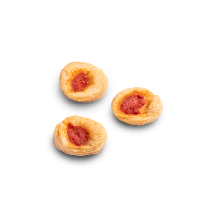 Trois tartelettes rondes en pâte feuilletée garnies de sauce tomate, sur fond blanc