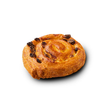 Pâtisserie spirale dorée avec raisins secs cuits, fond blanc.
