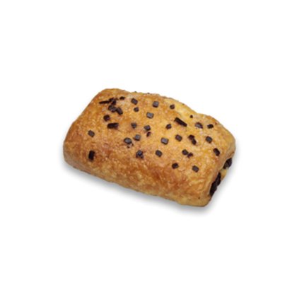 Croissant doré au chocolat garni d'éclats de chocolat noir, fond blanc