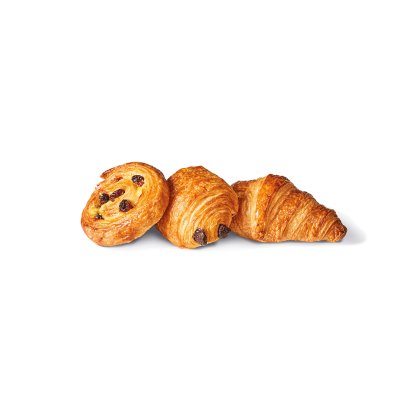 Trois viennoiseries dorées sur fond blanc : spirale aux raisins, roulé au chocolat et croissant nature.