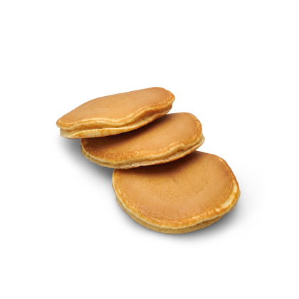 Trois pancakes dorés empilés en quinconce sur fond blanc