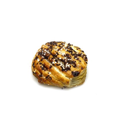 Pâtisserie dorée ronde garnie d'éclats de chocolat, de sésame et de sucre perlé, fond blanc.