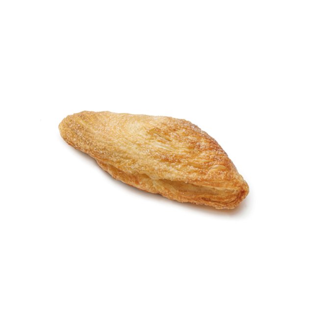 Chausson feuilleté doré et croustillant à la croûte sucrée, en forme de croissant allongé, sur fond blanc.