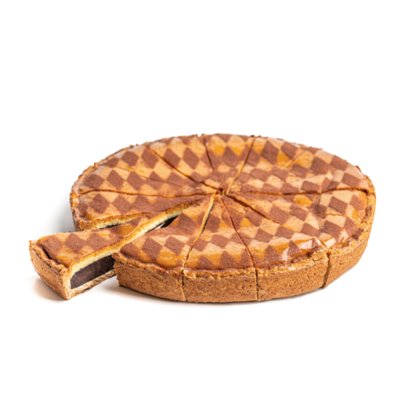 Tarte ronde à motif damier brun et beige, prédécoupée, avec une part retirée révélant l'intérieur foncé