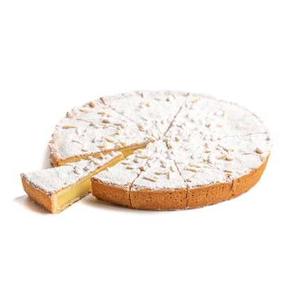 Tarte ronde à la garniture crémeuse et aux pignons, saupoudrée de sucre glace, coupée en parts sur fond blanc.