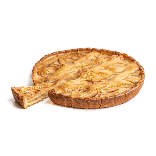 Tarte aux pommes ronde à croûte dorée, coupée en parts, avec une part retirée révélant la garniture crémeuse.