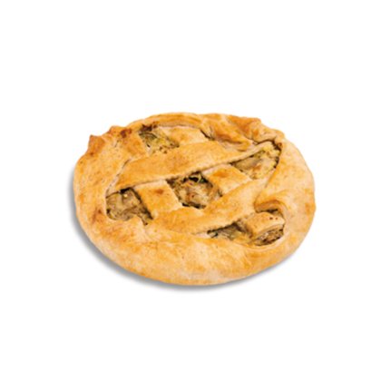 Tarte salée dorée à croûte en treillis, garnie de légumes et d'herbes, fond blanc.