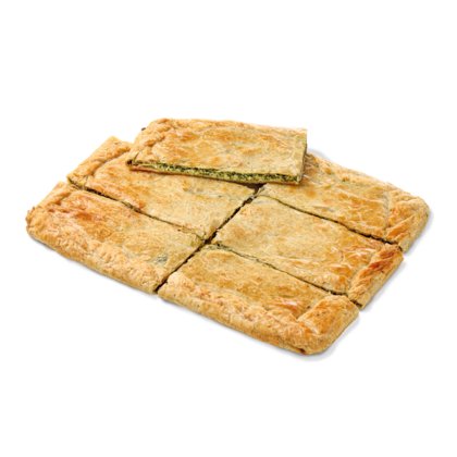Tarte feuilletée rectangulaire coupée en carrés, une part soulevée révélant une garniture verte aux épinards, fond blanc