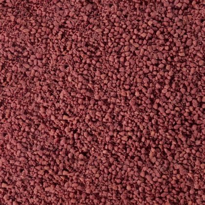 Texture de granulés ou poudre grossière brun rougeâtre, semblable à des grains minéraux ou d'épices agglomérés.