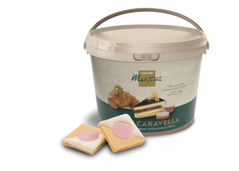 Seau beige de crème à tartiner Master Martini Caravella, à côté de deux biscuits carrés fourrés rose.