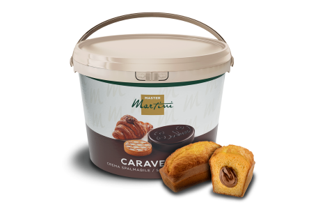 Grand seau de crème à tartiner Master Martini Caravella à côté d'un mini gâteau fourré à la crème au chocolat.