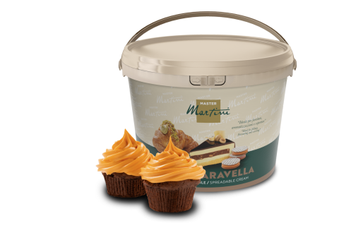 Seau beige de crème à tartiner Master Martini avec deux cupcakes au chocolat glacés à l'orange devant.
