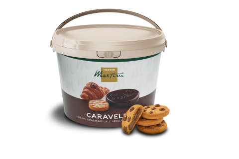 Un seau de pâte à tartiner au chocolat Master Martini Caravella à côté de cookies aux pépites empilés