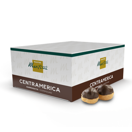 Boîte de chocolat de couverture Master Martini Centramerica à côté de deux choux glacés nappés de chocolat noir.
