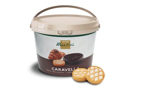 Grand seau plastique de crème à tartiner Master Martini Caravella avec poignée, près de deux sablés en treillis.