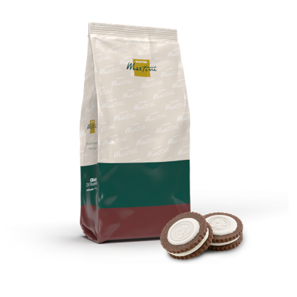 Sachet Master Martini au design blanc, vert et bordeaux, à côté de deux biscuits sandwich au chocolat fourrés