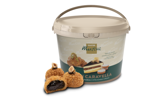 Seau de crème à tartiner Master Martini avec pâtisseries fourrées au chocolat et gâteau à étages à côté.