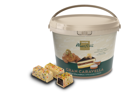 Un grand seau de crème à tartiner Master Martini Gran Caravella à côté de deux barres pâtissières nappées de confetti...