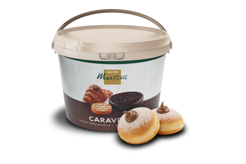Grand seau de crème à tartiner au chocolat Master Martini Caravella à côté de deux donuts sucrés fourrés au chocolat