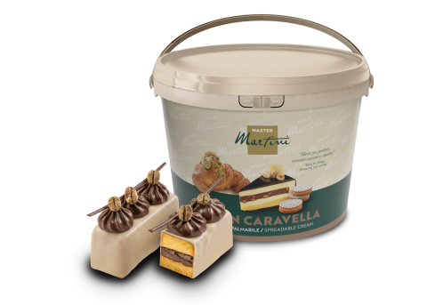 Grand seau de crème à tartiner Master Martini à côté de pâtisseries glacées au chocolat fourrées de crème et génoise