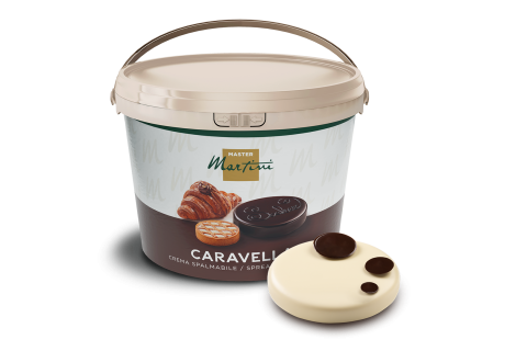 Seau en plastique beige de crème à tartiner Master Martini Caravella, près d'un disque de chocolat noir et blanc marbré.