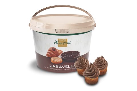 Seau de crème à tartiner Master Martini Caravella près de trois cupcakes glacés de chocolat en volutes