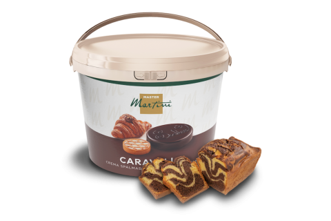 Grand pot de crème à tartiner Master Martini Caravel à côté de tranches de cake marbré chocolat-vanille.