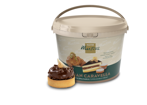 Grand pot de crème à tartiner Master Martini Gran Caravella à côté d'une tartelette glacée au chocolat.