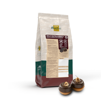 Sachet de pastilles de chocolat noir Master Martini Gran Centramerica (18% cacao) près de deux pâtisseries glacées au...
