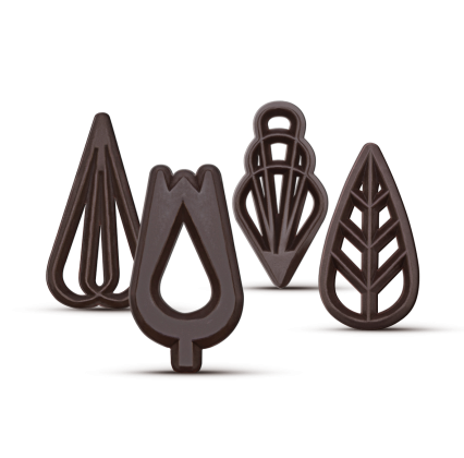 Quatre pendentifs décoratifs brun foncé, formes de larme et feuille ajourées, fond blanc
