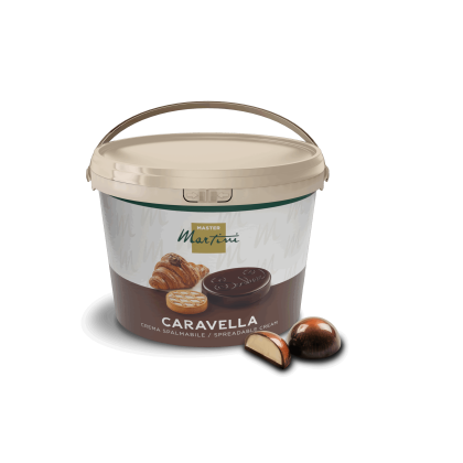 Seau beige de crème à tartiner Master Martini Caravella près d'une truffe fourrée et de pâtisseries nappées de chocolat