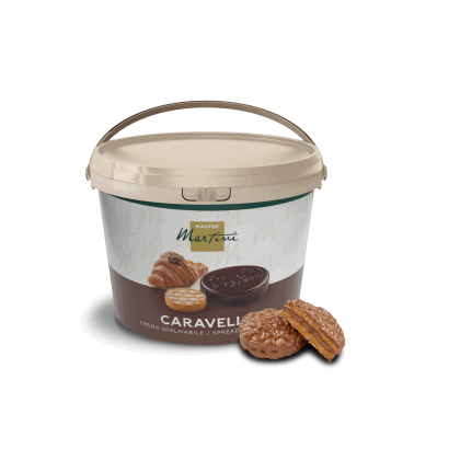 Seau beige de crème à tartiner Master Martini Caravelle avec un biscuit fourré à côté.