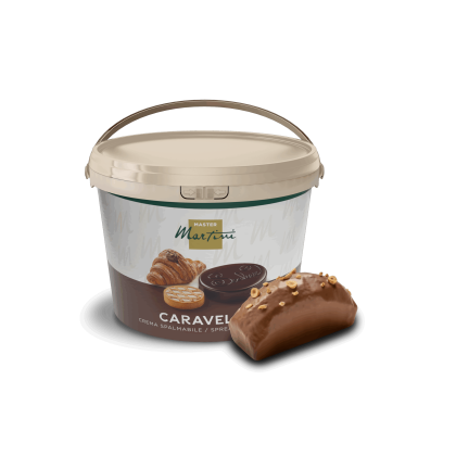 Un pot de crème à tartiner noisette Master Martini Caravella à côté d'une pâtisserie glacée au chocolat et noix conca...