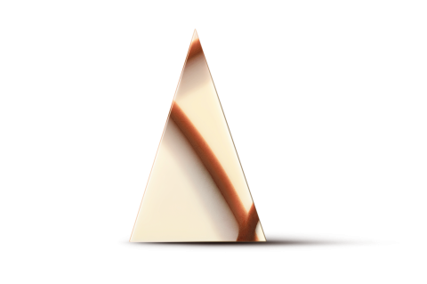 morceau triangulaire de chocolat blanc avec un tourbillon de caramel foncé ou de sauce chocolat en diagonale