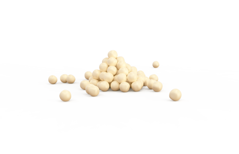 Tas pyramidal de petites sphères de couleur crème avec quelques-unes éparpillées sur fond blanc