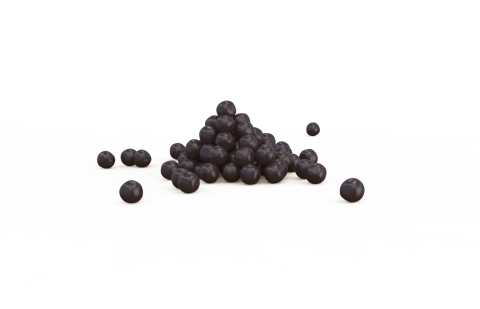 Petit tas de granulés ronds violet foncé sur fond blanc, avec quelques-uns dispersés séparément