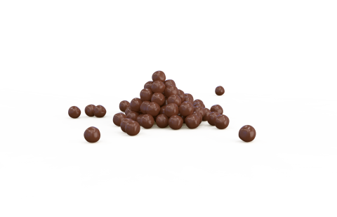 Pile en forme de pyramide de billes de chocolat rondes avec quelques morceaux éparpillés sur fond blanc.