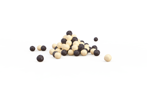 Tas de sphères crème et brun foncé avec quelques-unes éparpillées, sur fond blanc.