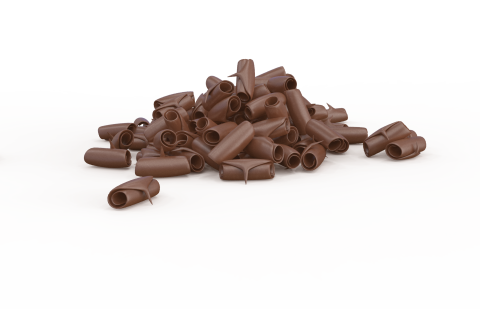 Un tas de copeaux de chocolat enroulés éparpillés sur un fond blanc uni