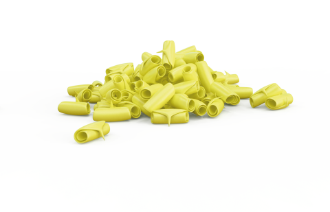 Un tas de pâtes tubulaires jaunes et incurvées, ressemblant à des rigatoni, éparpillées sur fond blanc.