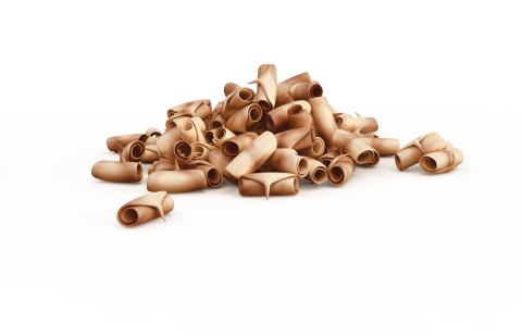 Tas de copeaux de bois enroulés sur fond blanc