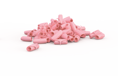 Morceaux de chewing-gum roses en forme de tube éparpillés sur fond blanc