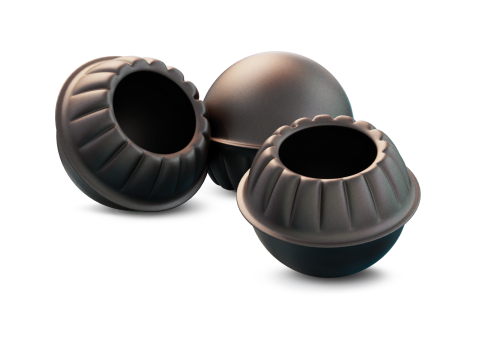 Trois bols sphériques bronze foncé aux bords ondulés, l'un couché sur le côté, fond blanc.