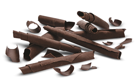 Copeaux de chocolat noir bouclés de tailles variées éparpillés sur fond blanc